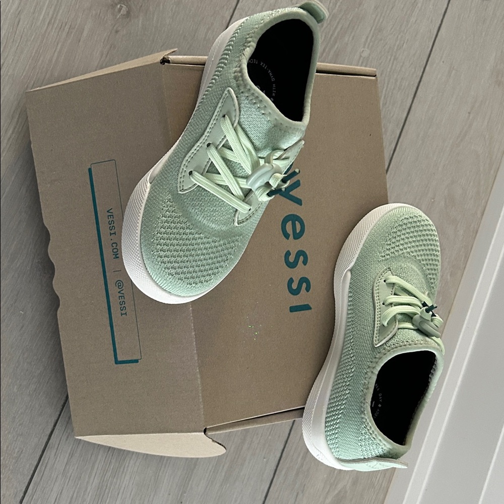 AUTHENTIC VESSI Weekend Palm Green waterproof Sneakers. Size 11C - Picture 5 of 9